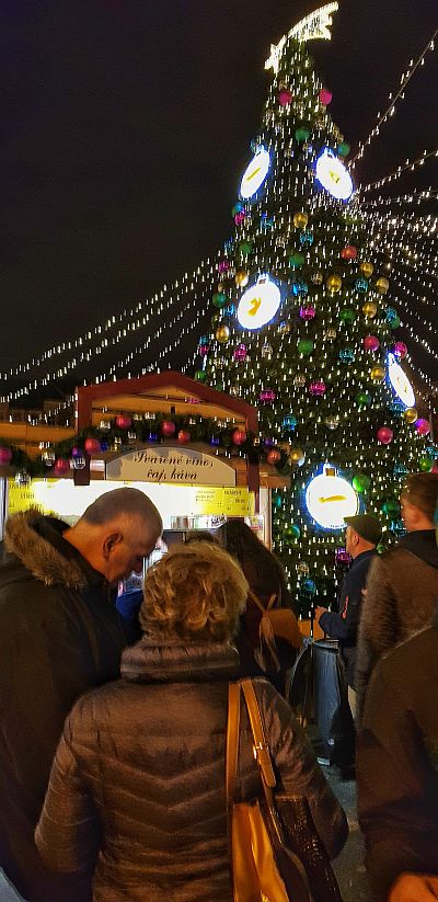 Vánoční strom na náměstí Míru v Praze