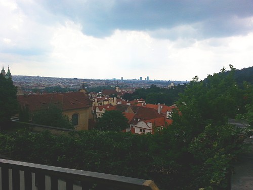 Výhled ze Starbucks na Pražském hradě
