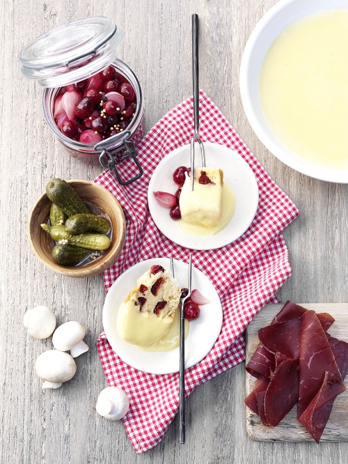 Sýrové fondue s domácí brusinkovou bagetou, kyselými nakládanými brusinkami a šalotkami, kyselými okurčičkami, žampióny a masovým nářezem