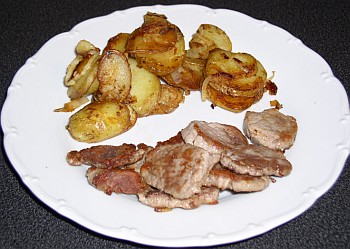 Osmažené brambory s cibulí a vepřová panenka