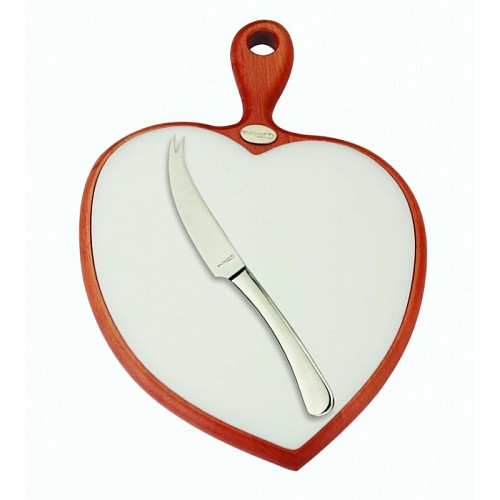 Prkénko ve tvaru srdce s nožem
